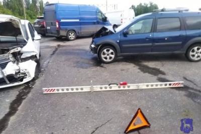 Двое взрослых и двое детей пострадали при столкновении двух легковушек в Тольятти - последние новости