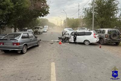 В Самаре столкнулись 3 автомобиля, пострадала водитель одного из них - появились подробности