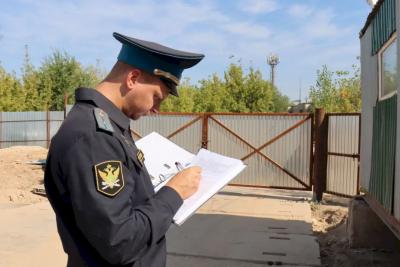 Жительница Самарской области поставила забор на участке соседки и не убирала, пока ее не наказали рублем: что произошло