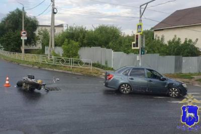 Женщина на мотоцикле попала под колеса автомобиля в Самарской области: что произошло