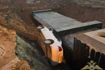 Пока пьяный водитель из Самары убегал от полиции, его автомобиль упал в яму