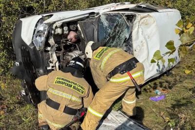 &laquo;Нива&raquo; вылетела с трассы и опрокинулась в Самарской области: что произошло