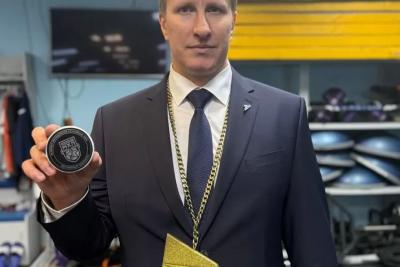 Хоккеисты «Ладьи» отдали приз лучшего игрока исполняющему обязанности главного тренера Евгению Бодрову