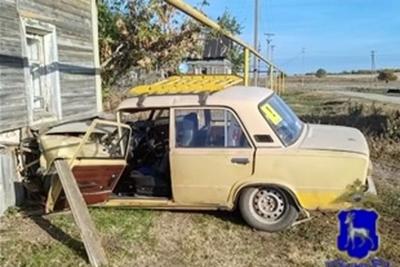 Женщина без прав на вазовской «копейке» врезалась в дом в селе Самарской области - последние новости