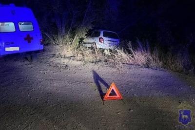 Женщина на легковушке врезалась в дерево в Самарской области - фото