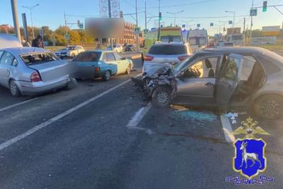 В Самаре столкнулись 4 автомобиля - появились подробности