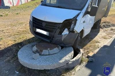 В Самаре грузовик с глиной врезался в фургон, который ударился о малолитражку и отлетел в бетонный колодец - последние новости