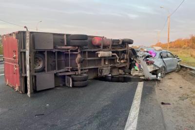 Грузовая ГАЗель опрокинулась после столкновения с легковушкой на трассе М-5 в Самарской области