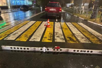 В Самаре женщина с ребенком попали под колеса автомобиля: что известно на данный момент