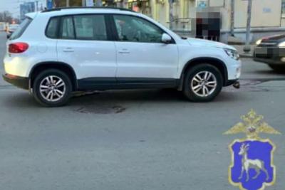 В Самаре два пешехода были сбиты на тротуаре отлетевшим в них в результате аварии автомобилем - последние новости