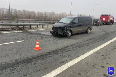 В Самарской области микроавтобус наехал на дорожное ограждение - фото