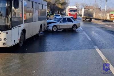 В Самаре Ford врезался в автобус, стоявший на остановке - появились подробности