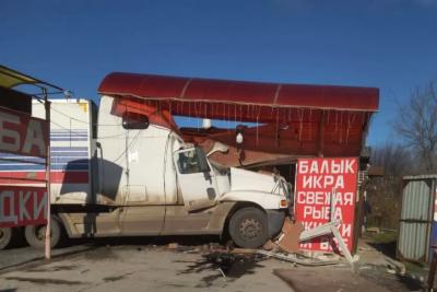 Грузовик врезался в магазин в Самарской области: что произошло