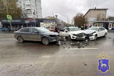 В Самаре «Гранта» врезалась в две «Шкоды», пострадали два человека - последние новости