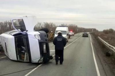 Под Самарой легковушка опрокинула микроавтобус, который вез 13 пассажиров