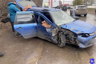 В один день в одном районе Самары два автомобиля врезались в дерево и в столб - появились подробности