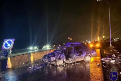 В Тольятти «Гранта» врезалась в бетонные блоки, водитель погиб: что известно на данный момент