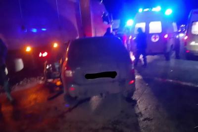 Три человека пострадали в столкновении двух грузовиков и двух легковушек в Самарской области - фото