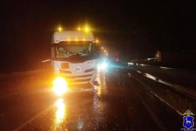 Водитель кроссовера пострадал при столкновении с грузовиком в Самарской области - фото