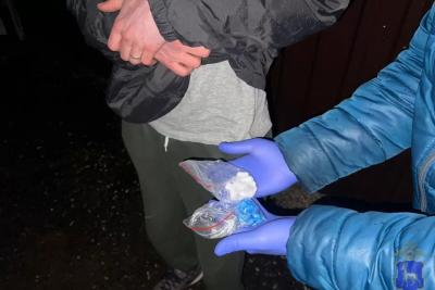 В Тольятти задержали подростка, прячущего в листве наркозакладки - фото