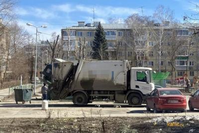 В Самарской области с 30 ноября автомобили, мешающие проезду мусоровозов, будут снимать на камеру