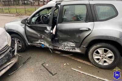 Nissan Terrano и LADA Vesta столкнулись в Самаре, пострадали 41-летняя женщина и 12-летний мальчик