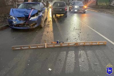 В Сызрани два человека пострадали в результате столкновения Mitsubishi, LADA и Mazda - появились подробности