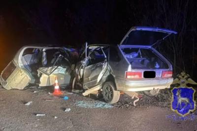 Три человека пострадали в столкновении двух легковушек под Самарой - последние новости