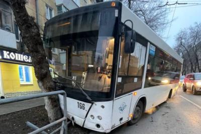 В Самаре пассажирский автобус врезался в дерево, ударившись о «Мерседес» - появились подробности