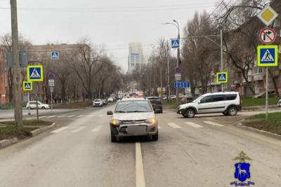 В Самаре под колеса автомобиля попала девушка, переходившая дорогу не в том месте: что произошло