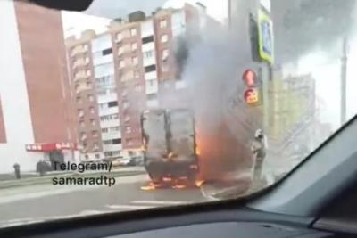 В понедельник на улице Баженова в Самаре 7 человек тушили горящую ГАЗель