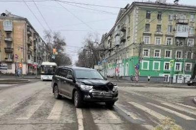 В Самаре девушку на тротуаре сбила легковушка, отлетевшая после удара о внедорожник - появились подробности