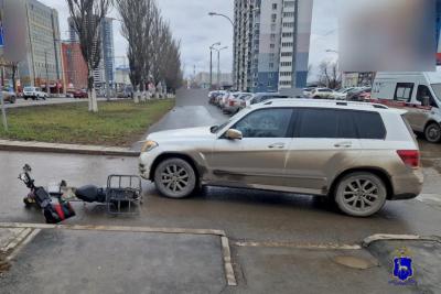 В Самаре люксовый кроссовер &laquo;Мерседес&raquo; сбил велосипедиста, который ехал по тротуару: что произошло