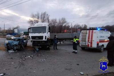 Два человека пострадали в Тольятти, где большегруз врезался в легковушку: что произошло