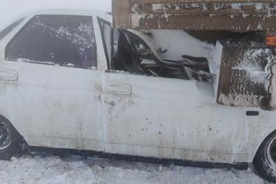 На автодороге в Самарской области 19-летний водитель на Lada Priora врезался в грузовик