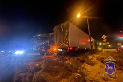 Три грузовика столкнулись на трассе в Самарской области