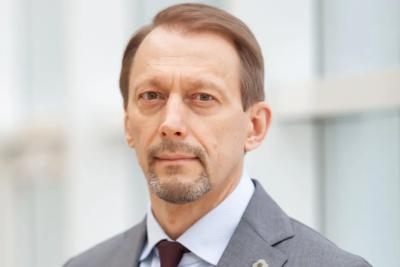 Глава самарского ТФОМС отметил 60-летие, скрылся от силовиков и объявлен в розыск по стране