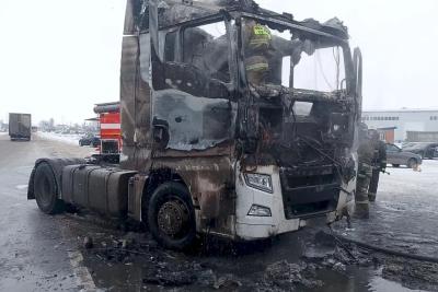 Под Тольятти на обочине дороги загорелся тягач