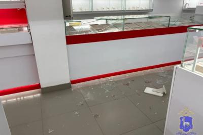 Житель Самарской области совершил налет на ювелирный магазин с перцовым баллончиком - фото