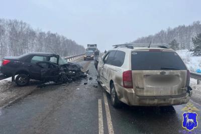 Минивэн врезался в ограждение и отлетел в седан на трассе в Самарской области - появились подробности