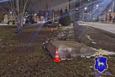 В Самарской области ночью &laquo;Веста&raquo; врезалась в бетонный блок и опрокинулась - фото