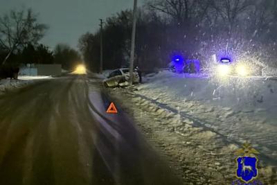 В Самарской области &laquo;Калина&raquo; отправила &laquo;Гранту&raquo; в столб, пострадали две девушки - фото