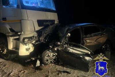 В Самарской области &laquo;Веста&raquo; влетела в КАМАЗ - погибли водитель и пассажир легковушки