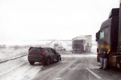 В Самарской области в лобовом столкновении с грузовиком пострадал водитель кроссовера: что известно на данный момент