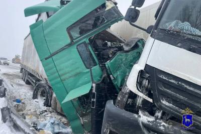 В Самарской области при столкновении трех большегрузов погиб водитель - последние новости