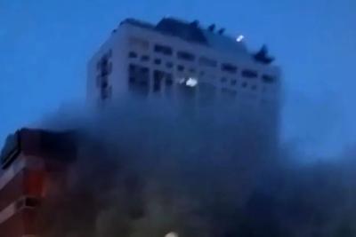 В Тольятти у ТЦ &laquo;Вега&raquo; загорелся автомобиль - фото