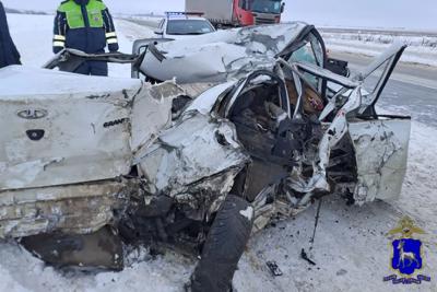 Два человека погибли в результате столкновения легковушки и грузовика на автодороге в Самарской области: что известно на данный момент