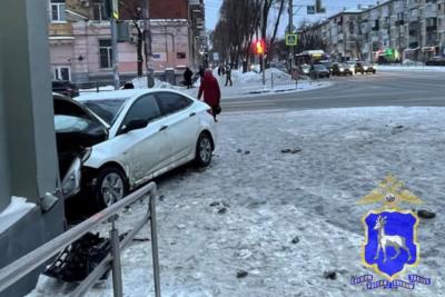 В Самаре иномарка врезалась в дом: что известно на данный момент