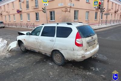В Тольятти на перекрестке столкнулись две отечественных легковушки