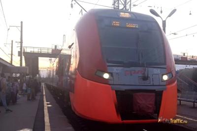 В Тольятти легковушка выехала на жд пути и попала под &laquo;Ласточку&raquo;: что известно на данный момент